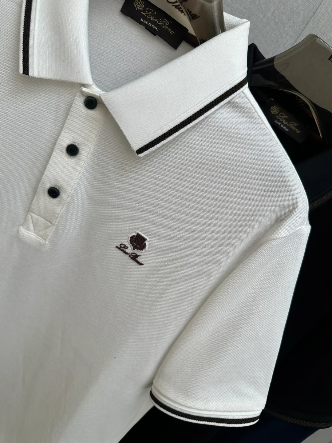 LP Spring and Summer New Arrival's first counter is the latest New Arrival lapel short-sleeved, refreshing and breathable. Premium customized design, avant-garde and fashionable! The brand logo is designed with heavy craftsmanship. It feels soft. It is comfortable to wear. It has exquisite counter-level stitching. It has fine workmanship. The upper body effect is incomparably handsome! A must-have item for a stylish man! Sizes:M-3XL